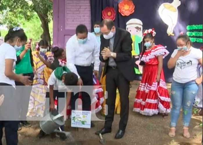 Nicaragua, Managua, Mined, siembra de árboles de la amistad, colegios