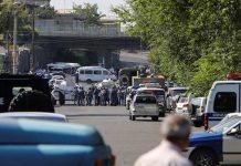 Grupo armado toma el cuartel general de la Policía en la capital de Armenia