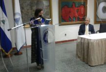 Presentan poemario de diplomática nicaragüense
