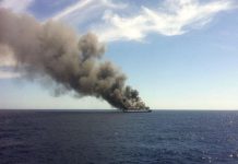 Unos 40 turistas escapan de un barco en llamas en Australia