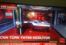 Soldados entran en los estudios de CNN Turk en vivo y toman rehenes