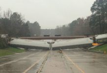 Tren de carga cae desde un puente en EE.UU. por fuertes vientos