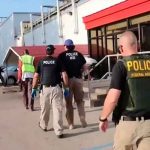 estados unidos, cliente, cajera, discusion, cubreboca,