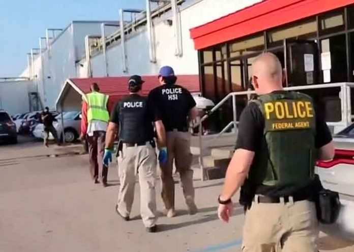 estados unidos, cliente, cajera, discusion, cubreboca,