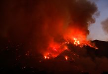 Humo de incendios cubre tramos de la costa de California