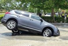 Camioneta cae parcialmente a sumidero en Florida