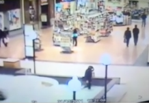 En video: Chica se baña en plena plaza comercial