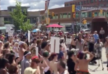 En video: Mujeres en protestan por poder mostrar pechos en publico