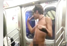 Un «loco» baila casi desnudo en el metro de New York