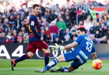 Messi anota triplete y pone líder al Barcelona