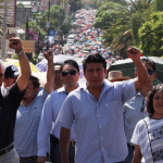 Maestros que se oponen a la nueva reforma educativa son desalojados de la plaza de México