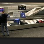 Bebé muere atrapado en cinta de equipaje