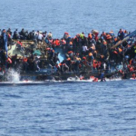 Casi 100 muertos al naufragar embarcación en Italia