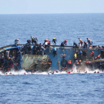 Aumenta a 130 los inmigrantes muertos por naufragio en Italia