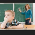 Profesora escribe perdedor en la frente de un estudiante