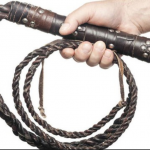 Condenan a un ‘clérigo’ saudita a prisión y a latigazos por matar a su hija