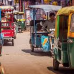 En India un ministro usa transporte público para ahorrar gasolina