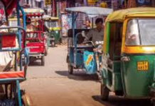 En India un ministro usa transporte público para ahorrar gasolina