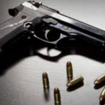 Un pistolero dispara frente a un tribunal estadounidense