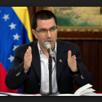 Canciller venezolano llevó imagen de santo a presidenta de Argentina