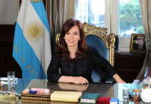 Argentinos mantienen vigilia solidaria con su presidenta Cristina Fernández