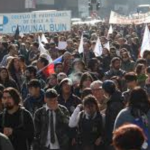 Paro de profesores y marcha masiva contra cierre de colegios en Chile