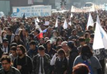 Paro de profesores y marcha masiva contra cierre de colegios en Chile