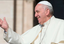Escriben Jesús con L en medalla del primer año de pontificado de Francisco