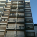 Rusia: Hombre sobrevive tras caer de un octavo piso