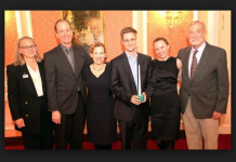 Snowden recibe el Premio Sam Adams en Moscú
