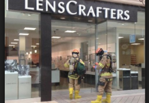 Pánico en centro comercial por hombre que esparce cenizas de su novia