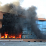 Arde edificio en México