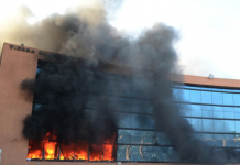 Arde edificio en México