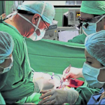 Mujer da a luz a una niña en plena operación al corazón