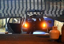 Australia: Choca carro en llamas contra garaje policial