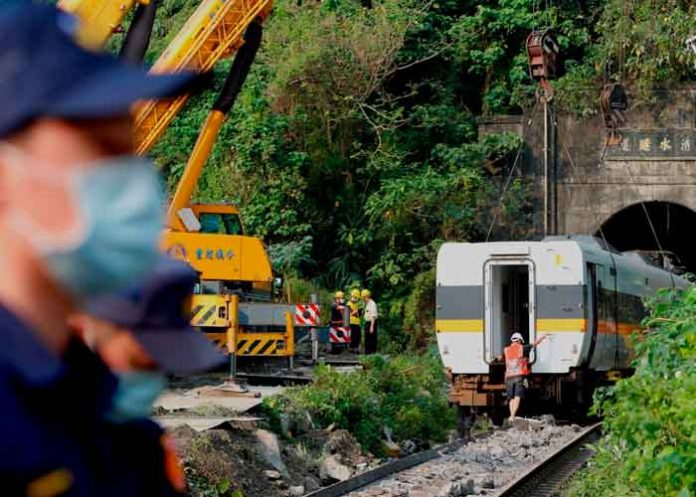 china, accidente, tren, fallecidos, medios de comunicacion, autoridades, investigaciones,