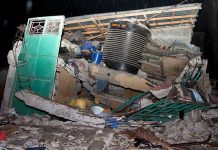 Bebé es rescatada de escombros tras colapso de edificio en Kenia