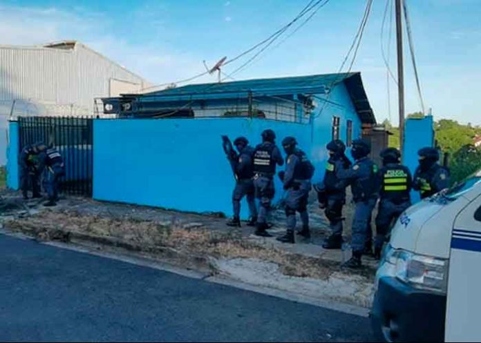 Costa costa rica, mujer detenida, policia, migracion, documentos falsos, banda,