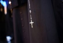 Detienen en Francia a cura por violar a anciana