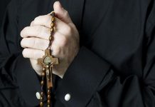 Condenan a sacerdote colombiano por abuso a una menor