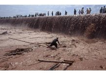 Buscan a 23 desaparecidos tras deslave en Pakistán