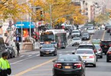 Mujer murió golpeada brutalmente por su esposo en una parada de autobuses Estados unidos, Manhattan, mujer golpeada, esposo celoso