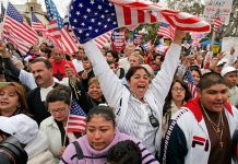 Más de 800 inmigrantes reciben ciudadanía por error en EEUU