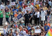 Protestan contra ley que limita derechos de LGBT en Carolina del Norte