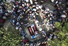 Detienen en México a 3 policías por muerte de una madre y su hijo