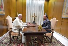 Papa Francisco recibe a Francois Hollande en el Vaticano