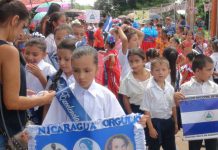 Estudiantes en Nueva Guinea inauguran fiestas patrias