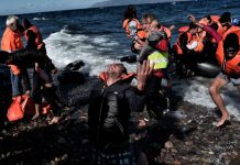 Grecia: Rescatan a 59 migrantes en una balsa en el mar