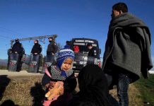 Migrantes abandonan campamento en Grecia