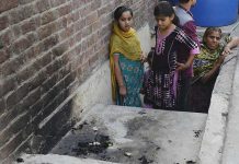 Madre quema viva a su hija por casarse sin su permiso en Pakistán